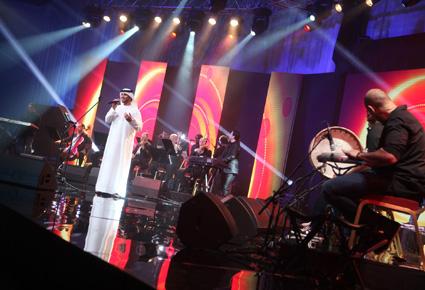 منصور زايد يعايد جمهور أبوظبي برفقة نجوى كرم